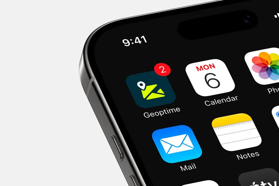 Icône d’application Geoptime sur un écran d’accueil iPhone, entre les icônes système